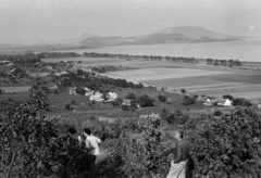 Magyarország, Balatongyörök, Becehegy, Paphegyi út, kilátás a Szigligeti-öbölre, a háttérben Szigliget és a Badacsony., 1963, Fodor András örökösei, látkép, kirándulás, Fortepan #270819