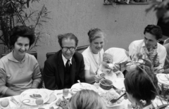 Hungary, Őcsény, keresztelő alkalmával tartott ünnepi ebéd. Szemben Colin Mason angol zenekritikus, Bartók-kutató., 1969, Fodor András örökösei, Best of, fun, family, mother, meal, bun, Fortepan #270829