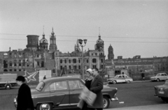 Germany, Dresden, Wilsdruffer Strasse (Ernst-Thälmann-Strasse), a háttérben balra a Taschenbergpalais romjai, mögötte balról jobbra a csonka Hausmannsturm, a Drezdai Kastély (Residenzschloß) kiégett saroktornyának a váza, a Szentháromság Katolikus Főtemplom (Hofkirche) tornya, a Georgentor kiégett váza, a Drezdai Kastély (Residenzschloß) másik saroktornyának a váza, a Sächsisches Ständehaus tornya, 1965, Fodor András örökösei, Best of, spaceship, GDR, poster, Fortepan #270832