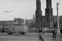 Németország, Drezda, Postplatz a Sophienstraße felé nézve, balra a háttérben a Zwinger Stadtpavillon-ja, hátrébb a Drezdai Kastély (Residenzschloß), mögötte a Szentháromság Katolikus Főtemplom (Hofkirche) tornya, jobbra a Zsófia-templom (Sophienkirche)., 1960, Fodor András örökösei, furgon, háborús kár, épületkár, NDK, Fortepan #270833