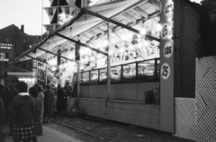 Germany, Leipzig, a Peterstraße a Markt és a Sporergäßchen között, balra a háttérben a Peterstraße 16 tüzfala látszik., 1965, Fodor András örökösei, amusement park, goose, GDR, Fortepan #270835