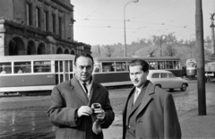 Czech Republik, Prague, Náměstí Curieových, Hernádi Gyula író és Fodor András költő. Balra a Károly Egyetem, a Jogi Kar épülete. Jobbra a Moldva (Vltava) folyó feletti Čech híd (Čechův most) hídfője., 1965, Fodor András örökösei, tram, Tatra T1, Fortepan #270838