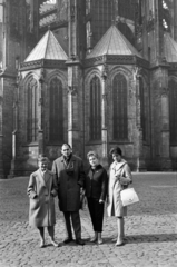 Czech Republik, Prague, Hradzsin, Náměstí U Svatého Jiří, háttérben a Szent Vitus-székesegyház. Balról a második Iszlai Zoltán költő, író, műkritikus., 1965, Fodor András örökösei, Fortepan #270840