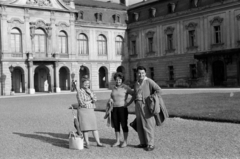 Hungary,Lake Balaton, Keszthely, a felvétel a Festetics-kastély előtt készült. Jobbra Tüskés Tibor író, kritikus, irodalomtörténész, szerkesztő., 1967, Fodor András örökösei, Fortepan #270846