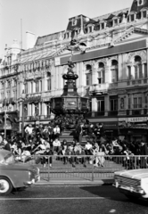 Egyesült Királyság, London, Piccadilly Circus, Shaftesbury Memorial Fountain. Háttérben a Coventry Street., 1968, Fodor András örökösei, Fortepan #270901