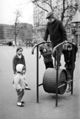 Magyarország, Budapest V., Erzsébet (Engels) tér, háttérben a Budapesti Rendőr-főkapitányság épülete, távolabb a Károly (Tanács) körút házsora látható., 1973, Fodor András örökösei, játszótér, gyerekek, Budapest, Fortepan #270935