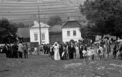 Romania,Transylvania, Rimetea, a felvétel az unitárius templom mellett készült., 1977, Fodor András örökösei, wedding ceremony, Fortepan #270961