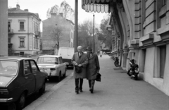 Romania, Constanța, Strada Remus Opreanu 5., a felvétel a Palace Hotel előtt készült. Franyó Zoltán erdélyi magyar író, műfordító és Ion Sofia Manolescu költő., 1977, Fodor András örökösei, number plate, Fortepan #270968