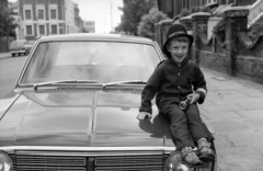 1977, Fodor András örökösei, sandal, socks and sandal, sitting on a car, girls'n'cars, Fortepan #270969