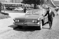 Magyarország, Budapest XI., Kelenhegyi út, Szabadság híd budai hídfő. Buick Invicta 1961-es modell., 1965, Drimbe József, csuklós busz, amerikai gyártmány, magyar gyártmány, Ikarus-márka, Ikarus 60 csuklós, Buick-márka, rendszám, Buick Invicta, Budapest, Fortepan #27101