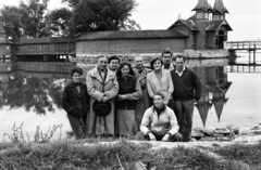 Magyarország,Balaton, Keszthely, Balaton-part, háttérben a Szigetfürdő / Sziget-strand., 1957, Lipovits Károly, csoportkép, kalap kézben, Fortepan #271022