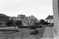 Magyarország,Balaton, Keszthely, Fő tér, a felvétel a Magyarok Nagyasszonya-templom előtt készült, szemben a Kossuth Lajos utca., 1957, Lipovits Károly, Skoda 1101/1102 Tudor, virágágyás, Fortepan #271025