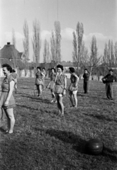 Magyarország, Pécs, a Pedagógiai Főiskola (később Pécsi Tudományegyetem) kertje, háttérben a Pannónia Sörgyár és a Rókus utca épületei., 1955, Lipovits Károly, hulahopp karika, lányok, Fortepan #271039