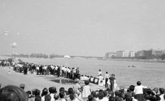 Magyarország, Budapest I., budai alsó rakpart, légiparádé, háttérben a Margit híd., 1965, Drimbe József, motorcsónak, augusztus 20, légiparádé, ejtőernyős, ejtőernyő, Budapest, Fortepan #27104