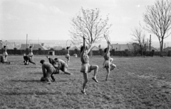 Magyarország, Pécs, a Pedagógiai Főiskola (később Pécsi Tudományegyetem) kertje., 1955, Lipovits Károly, labda, fiúk, hulahopp karika, lányok, Fortepan #271041