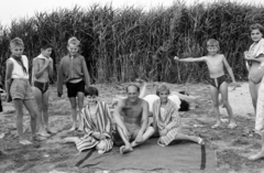 Hungary, Balatongyörök, a felvétel a becehegyi szabadstrandon készült (később Szépkilátói strand)., 1960, Lipovits Károly, kids, plaid, reed, Fortepan #271070