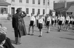 Hungary, Csorna, Árpád utca, úttörőavatás az általános iskola udvarán (később Széchenyi István Általános Iskola), 1959, Lipovits Károly, salute, leather jacket, pioneer, Fortepan #271104