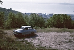 Magyarország,Balaton, Badacsony, Badacsonytomaj, kilátás a a tóra, a háttérben Fonyód hegye. Előtérben egy Skoda Octavia gépkocsi., 1965, Drimbe József, színes, csehszlovák gyártmány, Skoda-márka, Skoda Octavia, Fortepan #27114