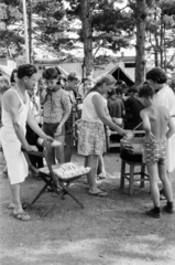 Magyarország, Balatongyörök, táborozó úttörők, ételosztás., 1963, Lipovits Károly, nyakkendő, ételosztás, kötény, sátor, Fortepan #271185