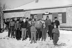 Magyarország,Mecsek, Pécs, túrázók a Fehér-kúti turistaháznál., 1957, Lipovits Károly, turista, melegítő, hó, Fortepan #271194