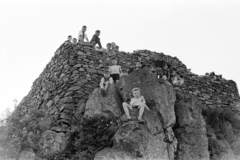 Hungary, a vulkáni csúcson álló Salgó vára., 1959, Lipovits Károly, Best of, boys, sitting on a rock, Fortepan #271237