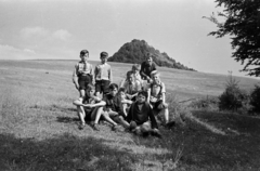 Hungary, Salgótarján, Salgópuszta környéke, a háttérben a vulkáni csúcson álló Salgó vára., 1959, Lipovits Károly, tableau, boys, sitting on the ground, Fortepan #271246