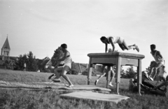 Magyarország, Pécs, Ifjúság útja 6., a Pedagógiai Főiskola (később Pécsi Tudományegyetem) sportpályája. Háttérben a Jézus Szíve (Pius) templom egyik tornya., 1958, Lipovits Károly, mutatvány, Fortepan #271253