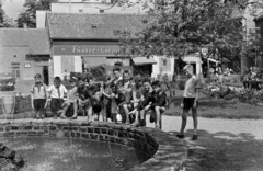 Hungary, Salgótarján, Fő tér, a felvétel a vasútállomás előtti parkban lévő szökőkútnál készült., 1959, Lipovits Károly, boys, fountain, Fortepan #271278