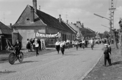 Magyarország, Csorna, Soproni út (Vörös Hadsereg útja), május 1-i felvonulás, háttérben távolabb a Szent István (Szabadság) tér melletti épületek láthatók., 1964, Lipovits Károly, dísztárcsa, Fortepan #271345