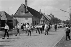 Magyarország, Csorna, Soproni út (Vörös Hadsereg útja), május 1-i felvonulás, háttérben távolabb a Szent István (Szabadság) tér melletti épületek láthatók., 1964, Lipovits Károly, Fortepan #271346