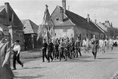 Magyarország, Csorna, Soproni út (Vörös Hadsereg útja), május 1-i felvonulás, háttérben távolabb a Szent István (Szabadság) tér melletti épületek láthatók., 1964, Lipovits Károly, Fortepan #271347