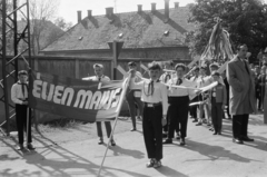 Magyarország, Csorna, tanulók készülődnek a május 1-i felvonulásra., 1964, Lipovits Károly, felirat, úttörő, úttörő nyakkendő, úttörő öv, májusfa, Fortepan #271349