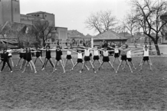 Magyarország, Csorna, Árpád utca, az általános iskola udvara. Háttérben a Jézus Szíve-templom., 1963, Lipovits Károly, testnevelés, Fortepan #271412