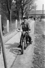 Hungary, Szentlőrinc, Erzsébet utca, a háttérben balra a Munkácsy Mihály utca., 1958, Lipovits Károly, motorcycle, Fortepan #271474