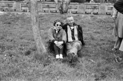 1958, Lipovits Károly, shades, sitting on the ground, man and woman, apiary, Fortepan #271480