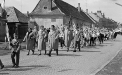 Magyarország, Csorna, Soproni út (Vörös Hadsereg útja), május 1-i felvonulás, háttérben távolabb a Szent István (Szabadság) tér melletti épületek láthatók., 1964, Lipovits Károly, Fortepan #271491