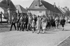 Magyarország, Csorna, Soproni út (Vörös Hadsereg útja), május 1-i felvonulás, háttérben távolabb a Szent István (Szabadság) tér melletti épületek láthatók., 1964, Lipovits Károly, Fortepan #271492