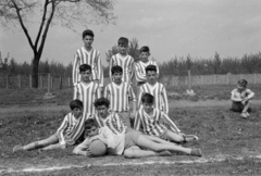 Magyarország, Csorna, a felvétel a sporttelepen készült., 1964, Lipovits Károly, sport mez, csíkos ruha, futballcsapat, Fortepan #271497