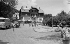 Magyarország, Szentendre, Lajosforrás turistaközpont, Ságvári Endre turistaház., 1963, Lipovits Károly, autóbusz, ÁMG-márka, turistaház, fotózás, félmeztelen, Fortepan #271557