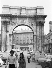 Horvátország, Póla, Sergius diadalív (Aranykapu) a Sergijevaca utca elején., 1974, Drimbe József, Jugoszlávia, csehszlovák gyártmány, Skoda-márka, antik kultúra, diadalív, Fortepan #27161