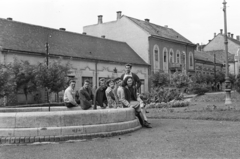 Magyarország, Kaposvár, Rákóczi tér, a felvétel Csiky Gergely Színház előtt készült., 1957, Lipovits Károly, fiatalság, vörös csillag, szökőkút, Fortepan #271641