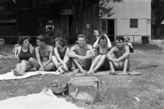 Magyarország, Pécs, Hullámfürdő, háttérben a női öltöző épülete., 1957, Lipovits Károly, fiatalság, tükörkép, strand, tükör, Fortepan #271657