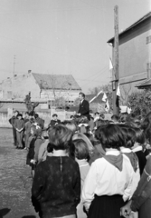 Hungary, Csorna, Árpád utca, ünnepség résztvevői az általános iskola udvarán (később Széchenyi István Általános Iskola)., 1962, Lipovits Károly, Fortepan #271668