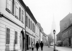 Magyarország, budai Vár, Budapest I., Fortuna utca., 1976, Drimbe József, templom, autóbusz, járókelő, utcakép, gázlámpa, Fiat 127, Budapest, Fortepan #27168