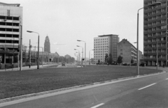 Németország, Drezda, Wiener Platz (Leninplatz), a St. Petersburger Strasse (Leningrader Strasse) a Pirnaischer Platz felé. A háttérben a Városháza tornya látható., 1969, Lipovits Károly, NDK, Fortepan #271681