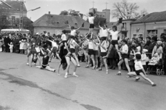 Hungary, Csorna, Szent István (Szabadság) tér, jobbra a háttérben a Jézus Szíve-templom. Május 1-i felvonulás., 1975, Lipovits Károly, Fortepan #271694