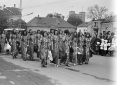 Hungary, Csorna, Szent István (Szabadság) tér, jobbra a háttérben a Jézus Szíve-templom. Május 1-i felvonulás., 1975, Lipovits Károly, Fortepan #271703