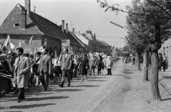 Magyarország, Csorna, Soproni út (Vörös Hadsereg útja), május 1-i felvonulás, háttérben távolabb a Szent István (Szabadság) tér melletti épületek láthatók., 1966, Lipovits Károly, Fortepan #271719