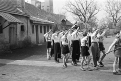 Hungary, Csorna, Árpád utca, ünnepség résztvevői az általános iskola udvarán (később Széchenyi István Általános Iskola). Háttérben balra a Jézus Szíve-templom., 1959, Lipovits Károly, dovecote, salute, Fortepan #271727