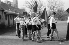 Hungary, Csorna, Árpád utca, ünnepség résztvevői az általános iskola udvarán (később Széchenyi István Általános Iskola). Háttérben balra a Jézus Szíve-templom., 1959, Lipovits Károly, flag, Fortepan #271728